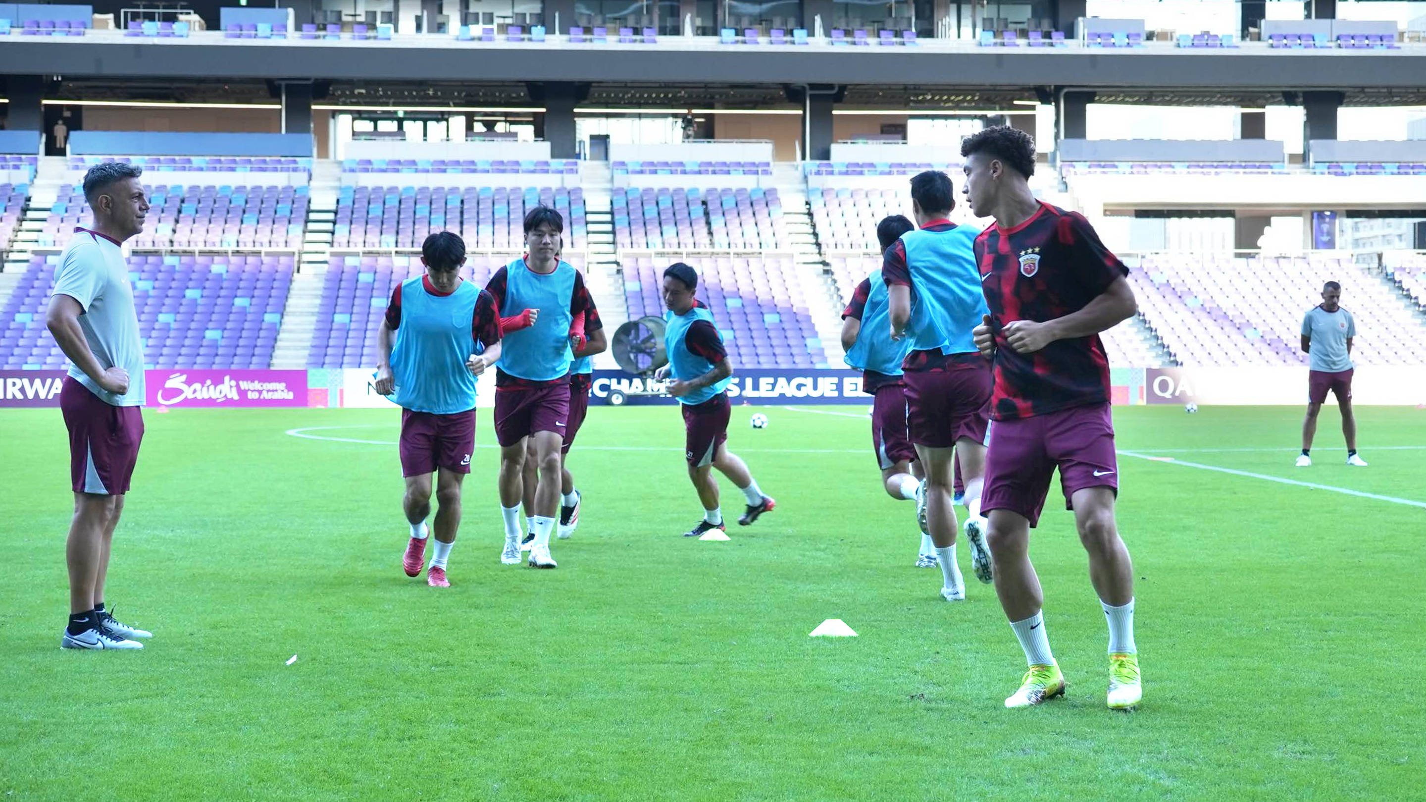 包含今晚亚冠焦点战；塞维利亚刷新队史纪录；气氛紧张；阵容厚度经受考验的词条